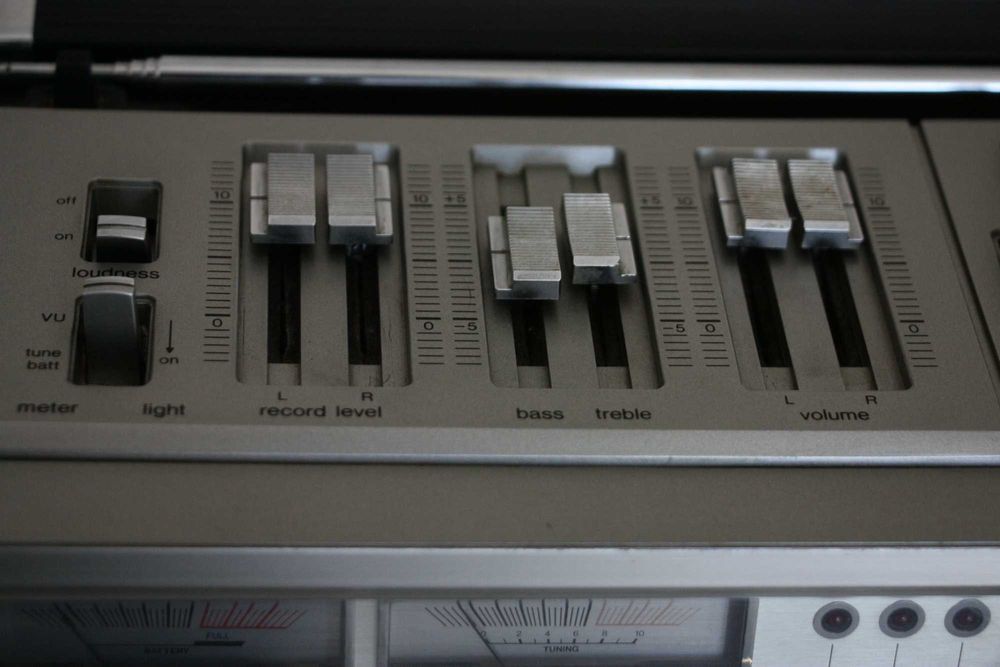 Sharp  GF-9494X кассетник переносной, динамики 18см!