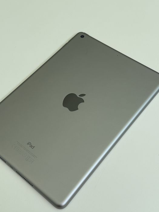 Apple iPad 5.ª Geração 32GB Wi-Fi Space Gray + Capa