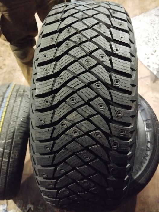 Одна нова зимова шина Goodyear 215/55/17