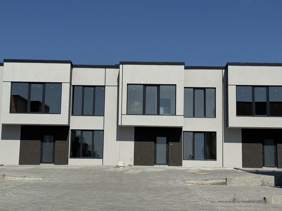 Продається кутовий танхаус з терасою