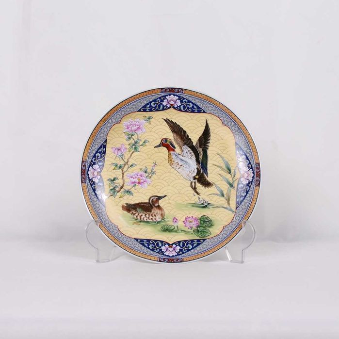 Prato decorativo policromo em porcelana oriental