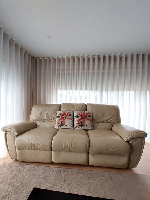 Sofá em pele, móvel e mesa de madeira lacada