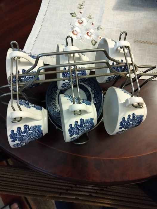 Vendo conjunto de 6 chávenas e pires  nunca usado negociável