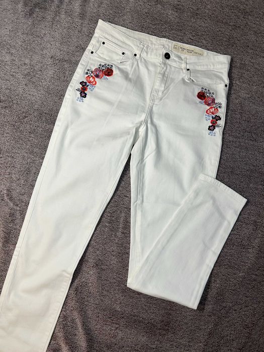 Białe spodnie ze zdobieniami ESMARA skinny fit medium waist