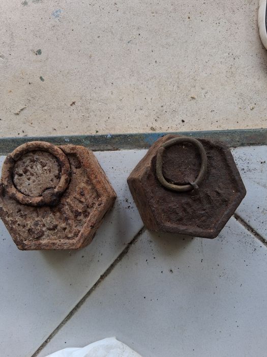 Balança romana antiga e 2 pesos
