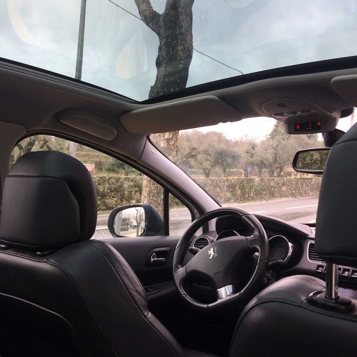 Peugeot 3008  com teto panorâmico, em bom estado de conservação