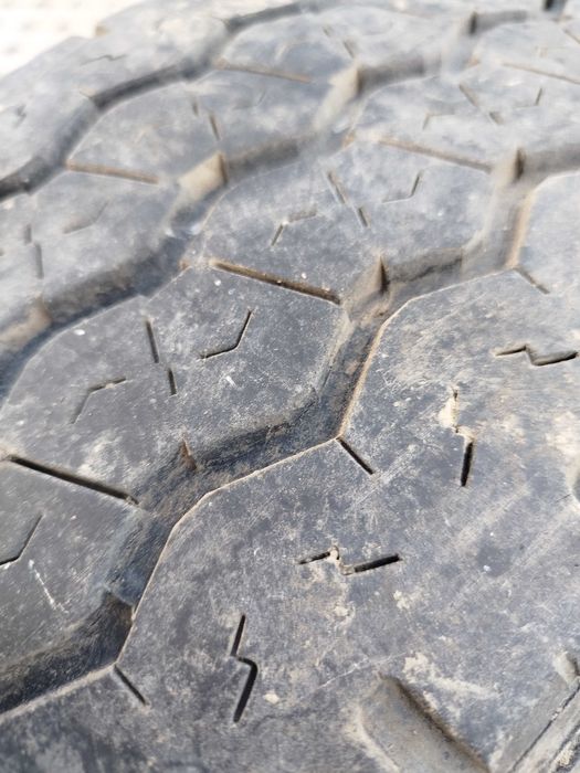 Komplet kół stalowych z oponami w rozmiarze 215/75 R16.