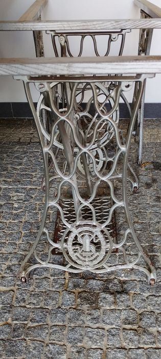 2 pés de máquina antigas Singer