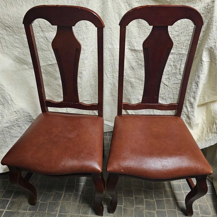 Cadeiras de jantar em cerejeira, forradas.