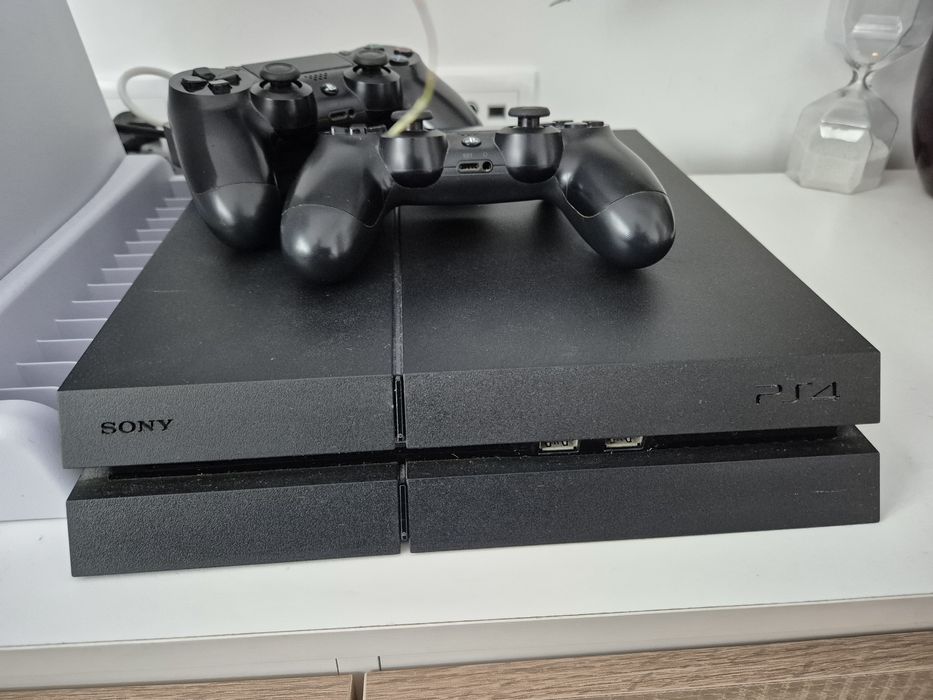 PlayStation 4 com 2 comandos