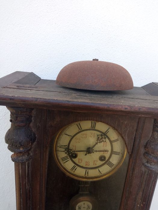 Bonito relógio alemão. A funcionar. A madeira precisa de carrinho.