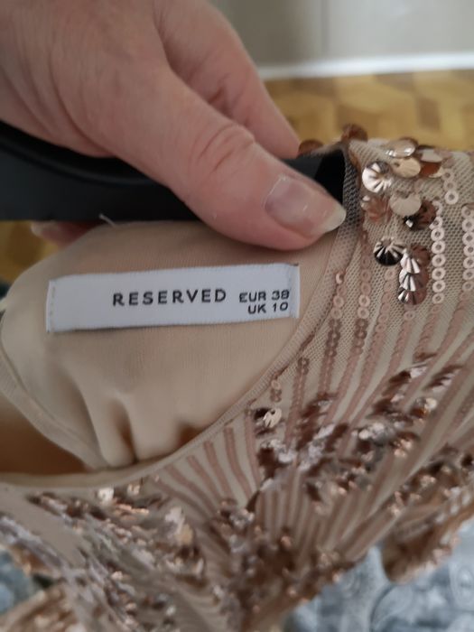 Piękna suknia z cekinami M Reserved