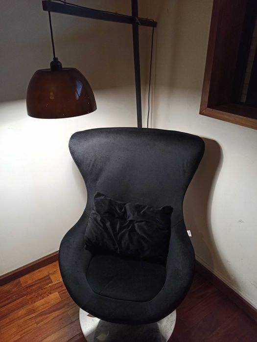 Poltrona VidaXL + Candeeiro Preto. Excelente estado! Preço INCRIVEL!