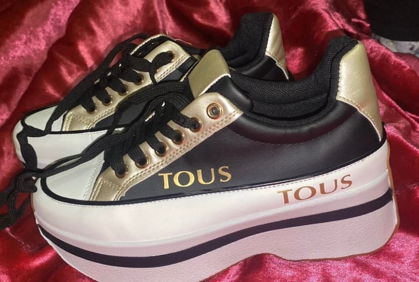 Ténis touse pretos e dourados