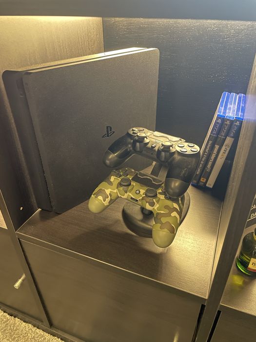 PlayStation 4 + 3 Jogos + 2 Comandos