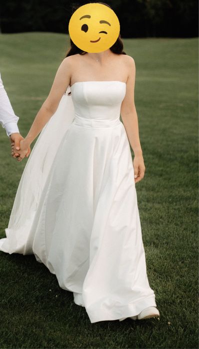 Весільна сукня зі шлейфом