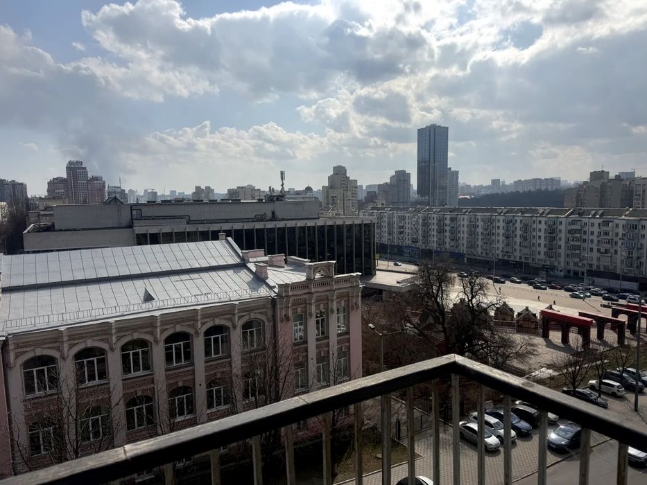 Здається 1-к квартира 5 хвилин пішки м. Палац Украіна