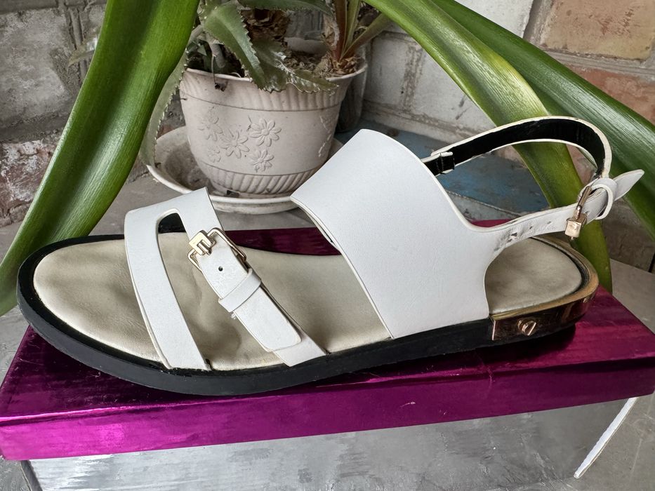 Білі босоніжки