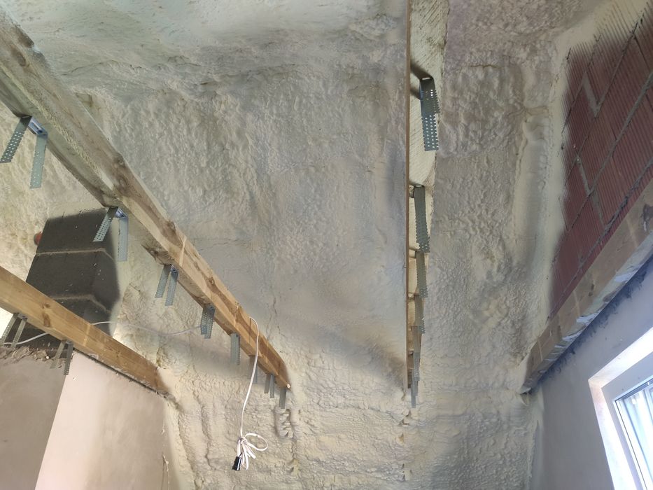 Izolacje, ocieplenia pianą PUR, natrysk piany poliuretanowej