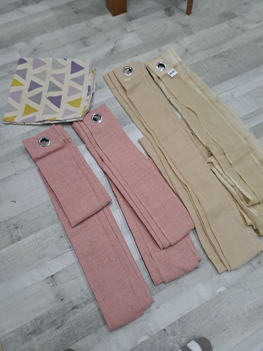 Cortinados com capas de almofada