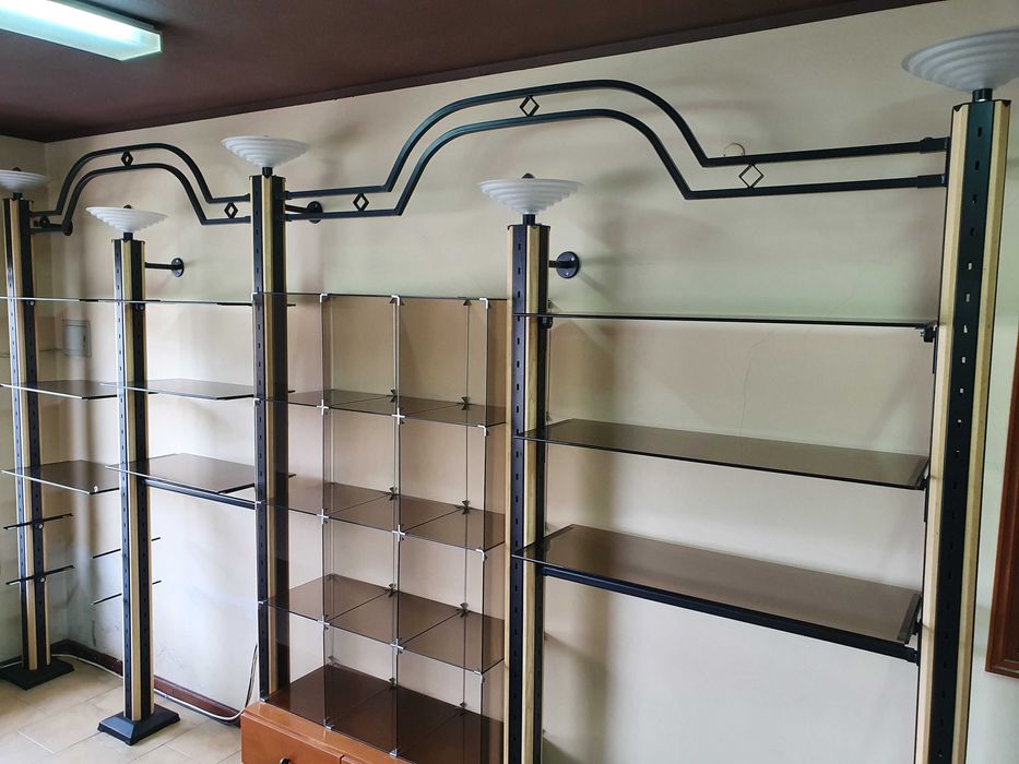 Manequins+Estante de parede (2 módulos)+ balcão caixa+ expositor