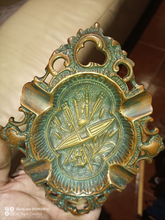 É um cinzeiro pequeno mas cheio de histórias muito lindo e maravilhoso