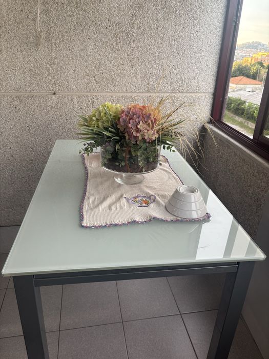 Mesa de vidro com aberturas