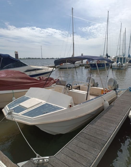 Barco catamarã com atrelado