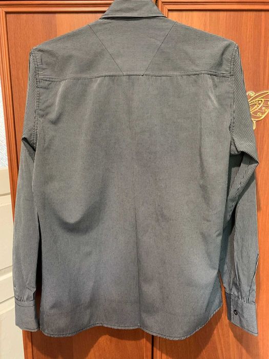 Тёмная рубашка в полоску на заклёпках