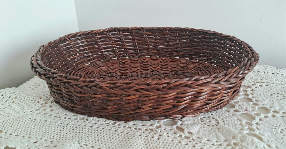 cesta oval de vime castanho escuro.