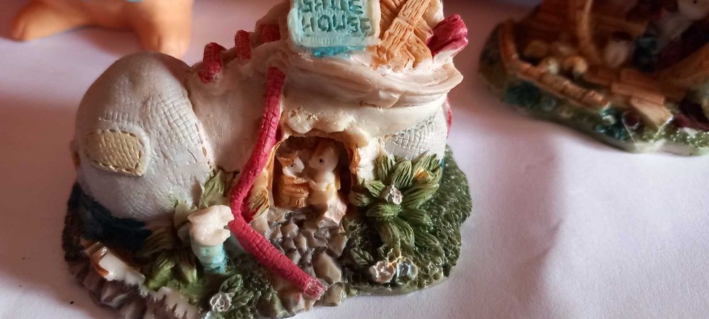 Bibelots variados, e miniaturas.