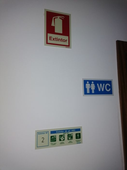 2 Extintores de incêndio e 1 cx primeiros socorros, placas sinaletica