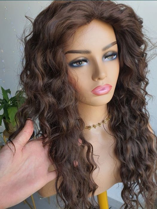 Długa lekka peruka fale loki naturalny brąz naturalna fryzura