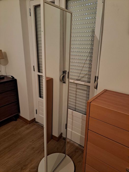 Espelho de pé em óptimo estado.