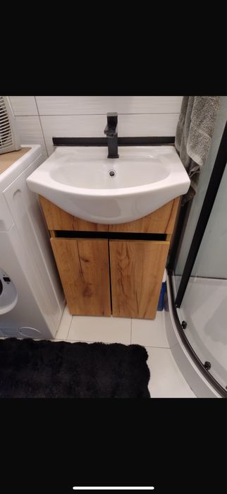 Szafka z umywalką i baterią