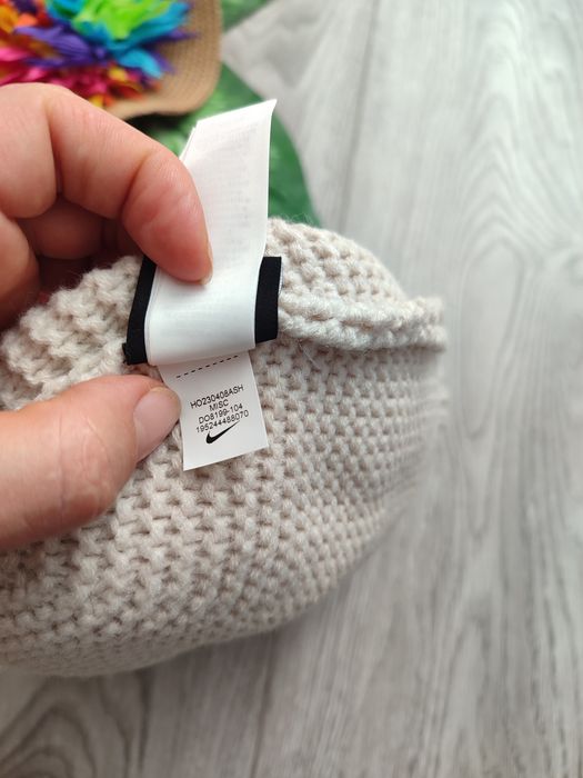 Жіноча зимова шапка з помпоном Nike Beanie Beige  One Size