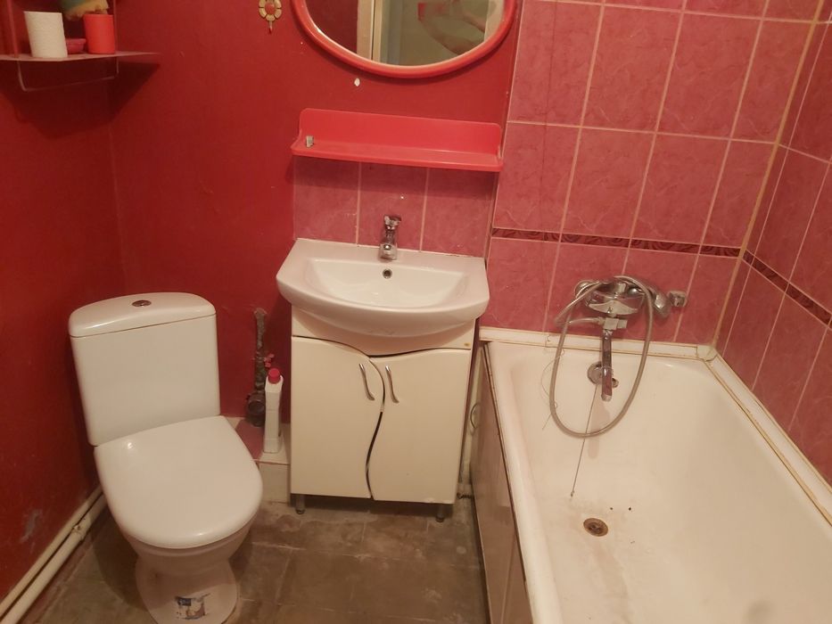 1-кім. біля залізничного  вокзалу.