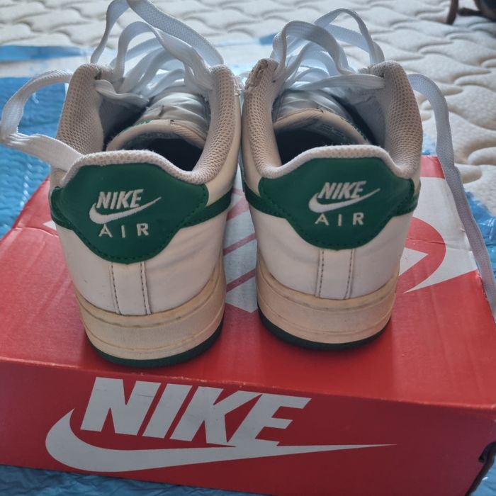 Nike Air verdes e brancas