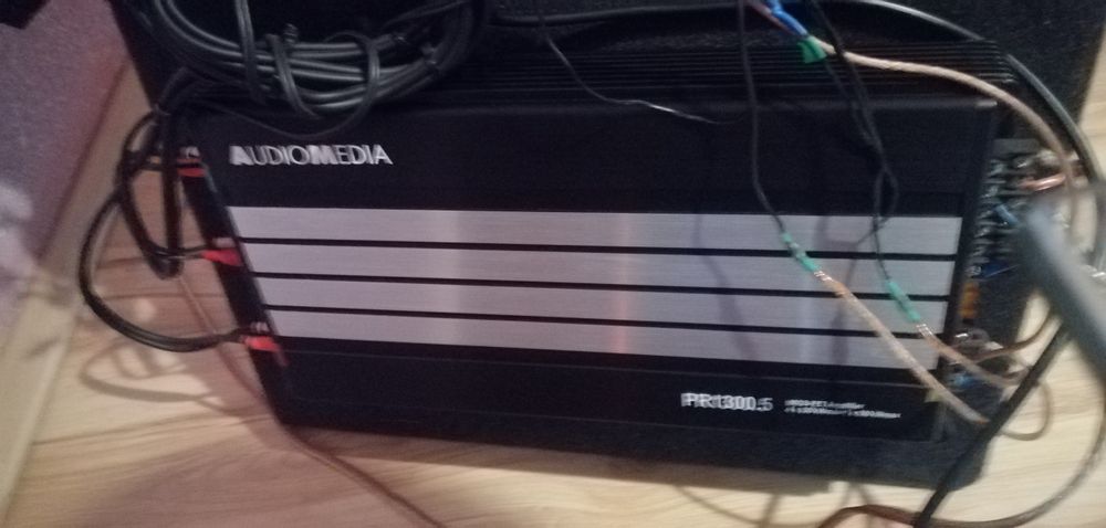 Sprzęt muzyczny z głośnikami