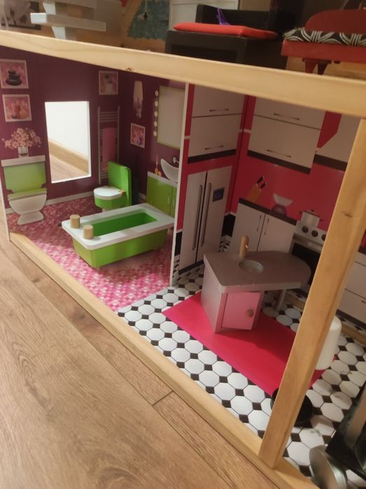 Duży, złożony domek dla lalek.