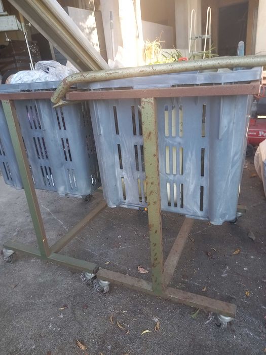 Cesto com transportador ferro e rodas