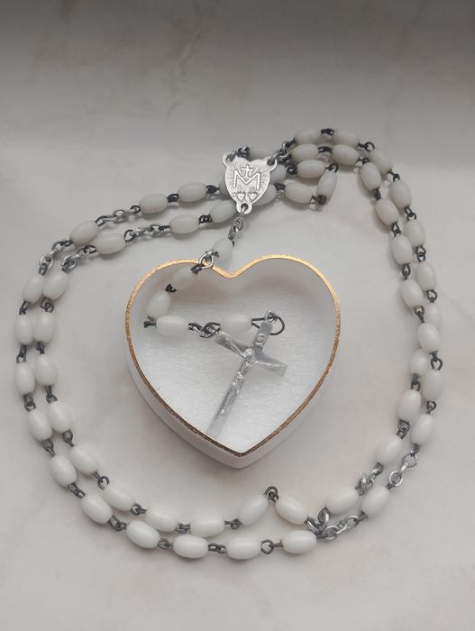 Różaniec z białymi koralikami