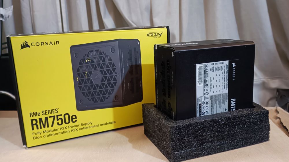 Fonte Alimentação Corsair RMe Series RM750e 750W 80 Plus Gold Modular