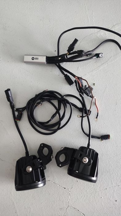 Faróis Auxiliares Vision X LED + Módulo HEX Innovate – Kit Completo para Moto