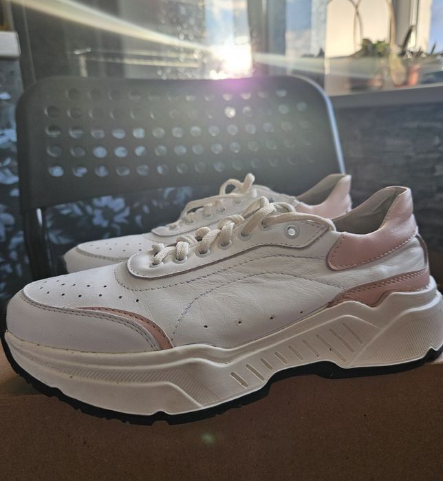 Кожаные кроссовки