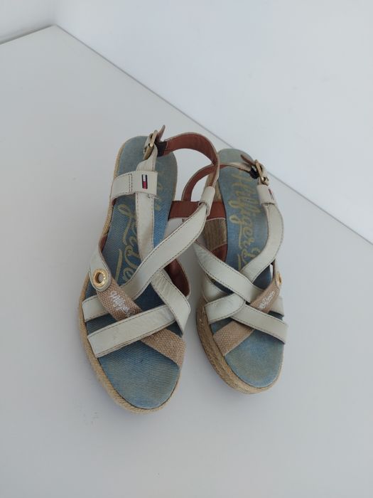 Buty sandały skórzane na koturnie Tommy Hilfiger w rozmiarze 38