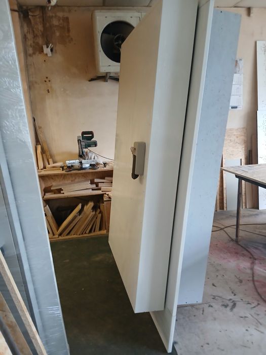 Двері в морозильну камеру