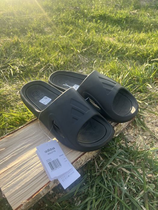 Тапки Adidas 42,43,44 розміри