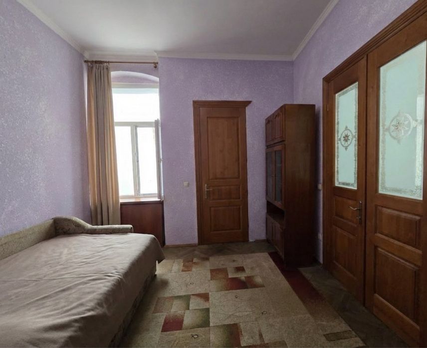 ЦЕНТР МІСТА! площа ФІЛАРМОНІЇ! Продам 2х кімн. 2ий поверх! Балкон!