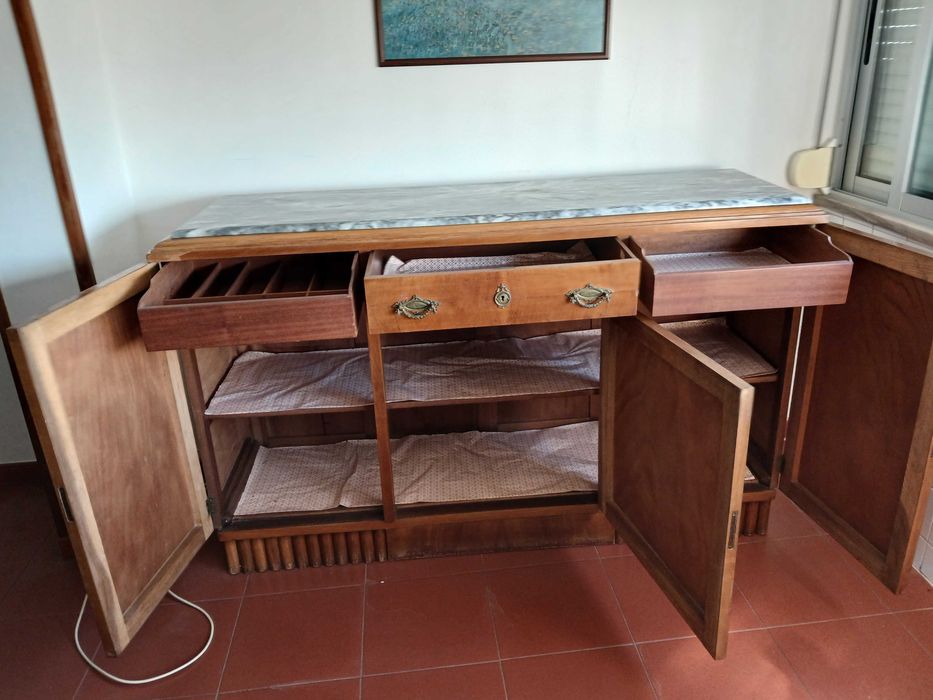 Vendo Aparador com tampo de Granito.